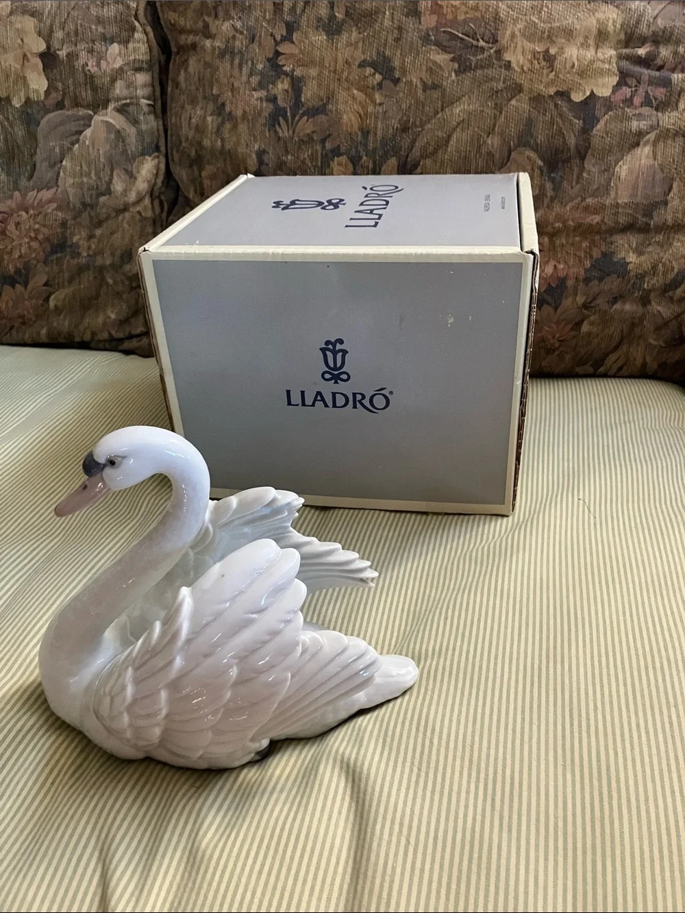 Lladró White Porcelain Swan Figurine